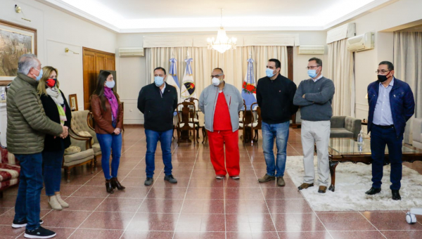 Entregaron cinco respiradores al Vera Barros