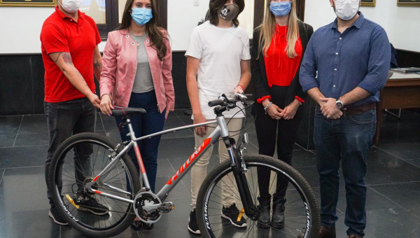 Entregan premio al ganador del concurso “Escaparte de la Diabetes”