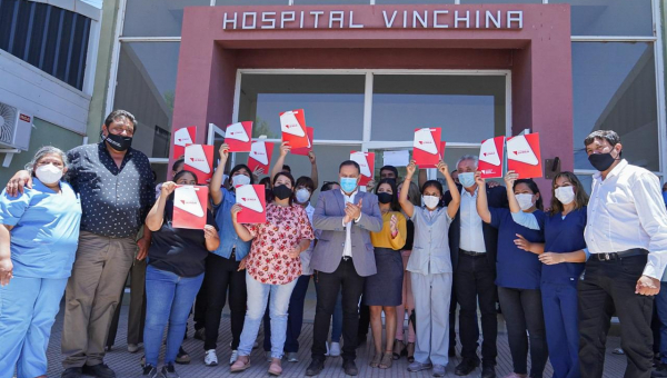 Entrega de nombramientos y ecográfo : Ricardo Quintela a paso firme en su plan de garantizar trabajo y acceso a la salud