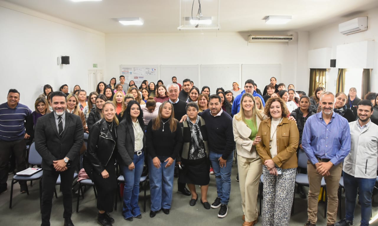Curso de manipulación de alimentos para referentes comunitarios y comerciantes que trabajan con la alimentación diaria de las familias riojanas