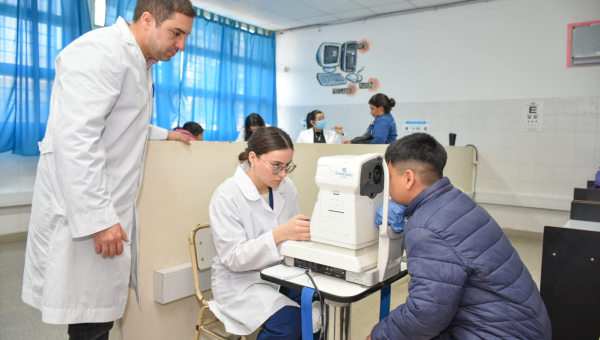 Realizaron controles integrales de salud ocular a más de 200 alumnos de las escuelas N°398 y N°403