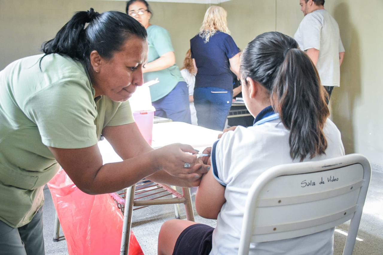 Vacunación en las escuelas: nueva jornada de la campaña “Activa tu Escudo” en la Escuela Normal